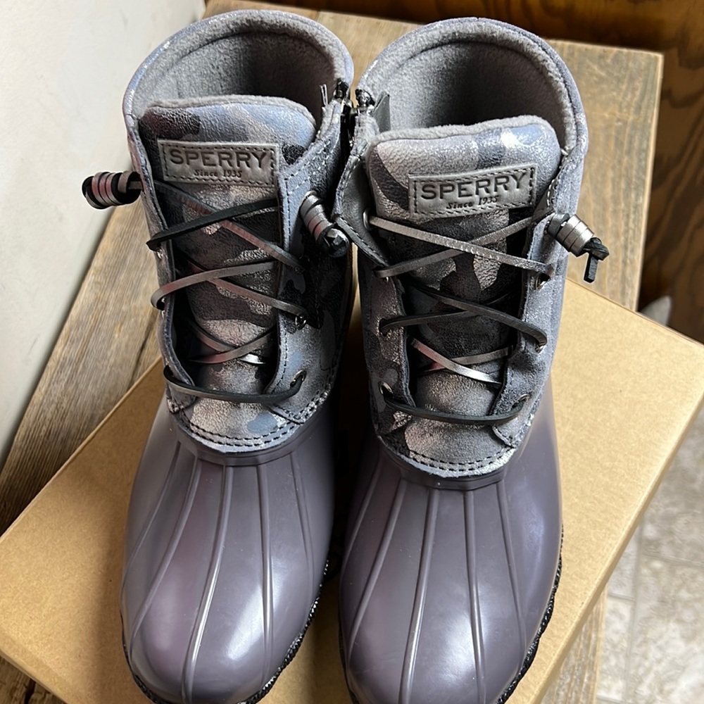 Speary saltwater mat camo silver boots. Size 8.5.